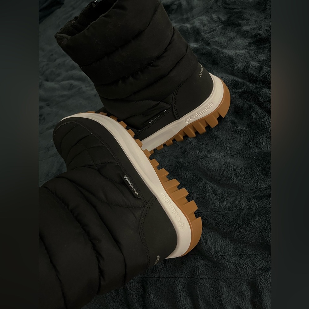 NWOT!! Columbia Charcoal Quilted Snow Boots - Picture 2 of 3